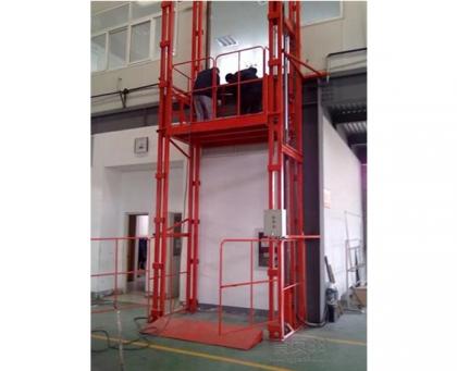 液壓升降貨梯施工現場