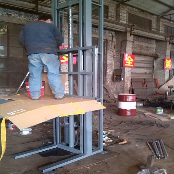 液壓升降貨梯施工現場