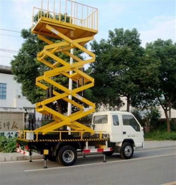 車載式升降機10（車載式升降機高空作業車）